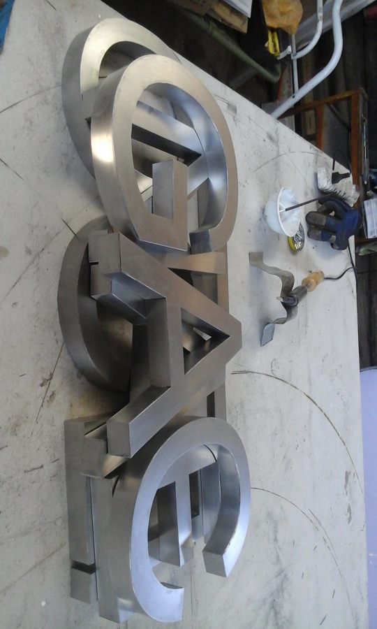 Letras de acero inoxidable