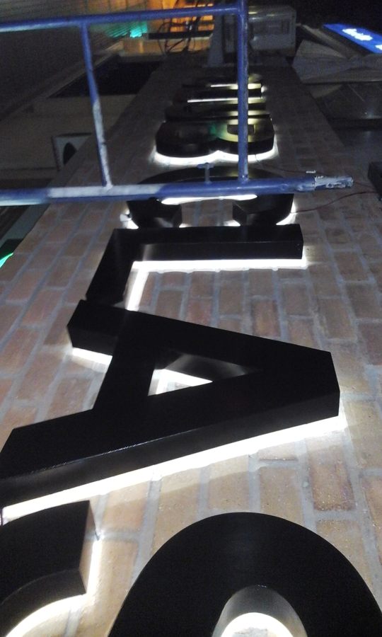 Letras de metal pintado retroiluminadas