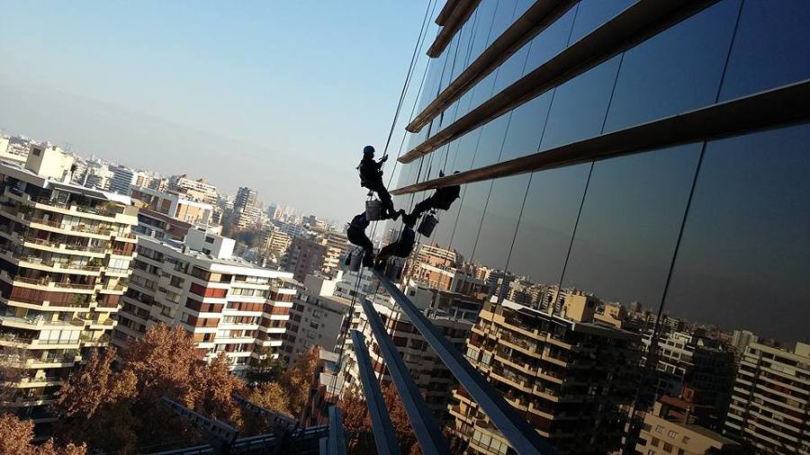 Limpieza de fachada en Altura mediante “Acceso por cuerdas”,