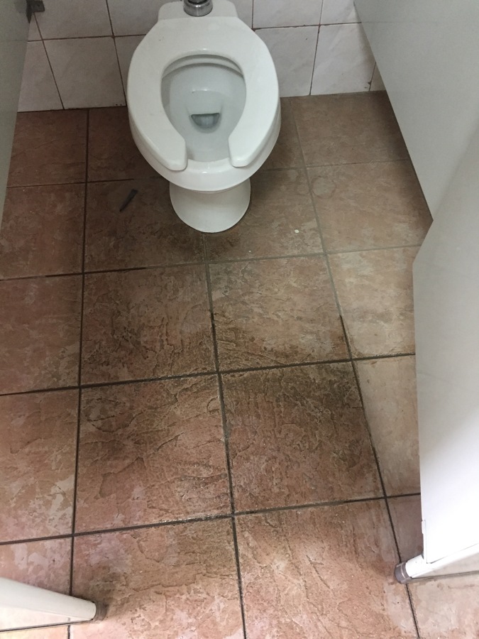 Limpieza de Piso a salas de baño