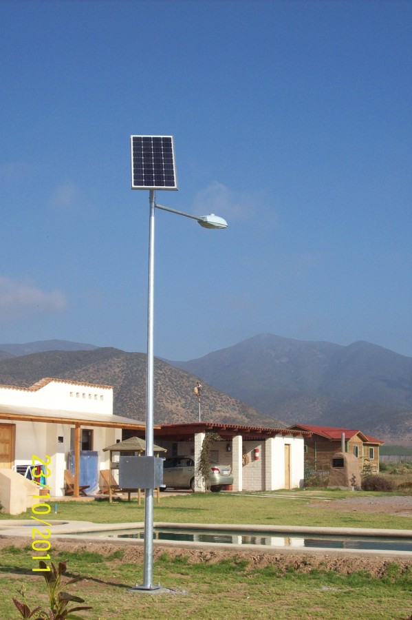 Luminaria solar en parcela de agrado o condominios