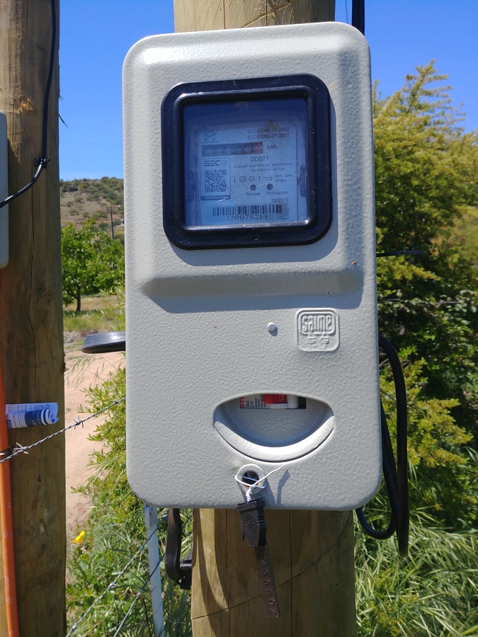 medidor con respectivo sello de la compañia electrica, ya conectado