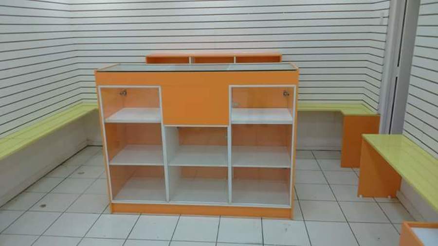 MOBILIARIO CAJA VITRINA, REVESTIMIENTOS DE MUROS.