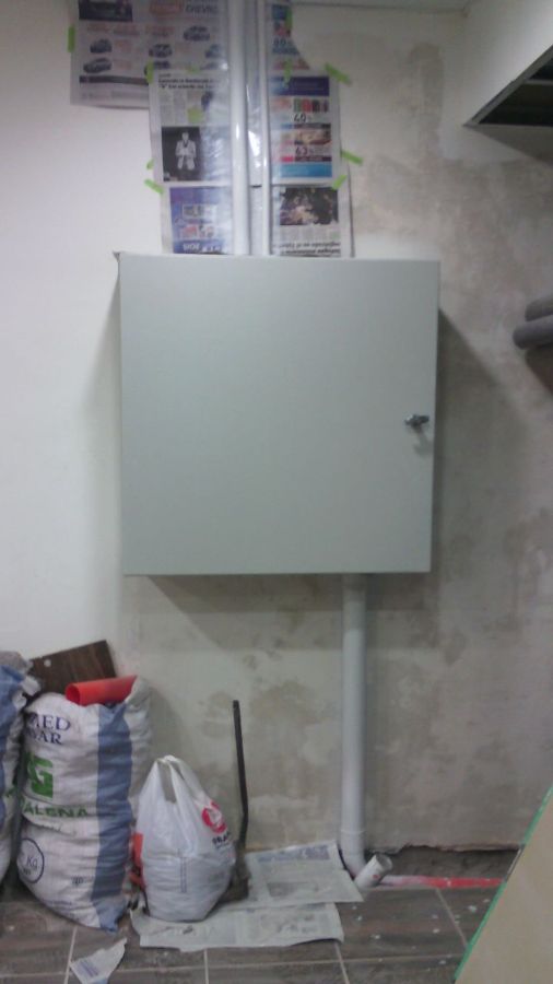 Montaje de caja empalme (recién montada en muro)
