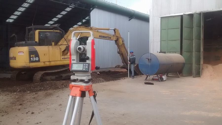 Movimiento de terreno en acceso.