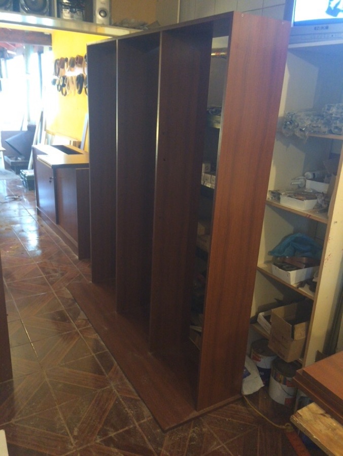 Mueble repisero en taller