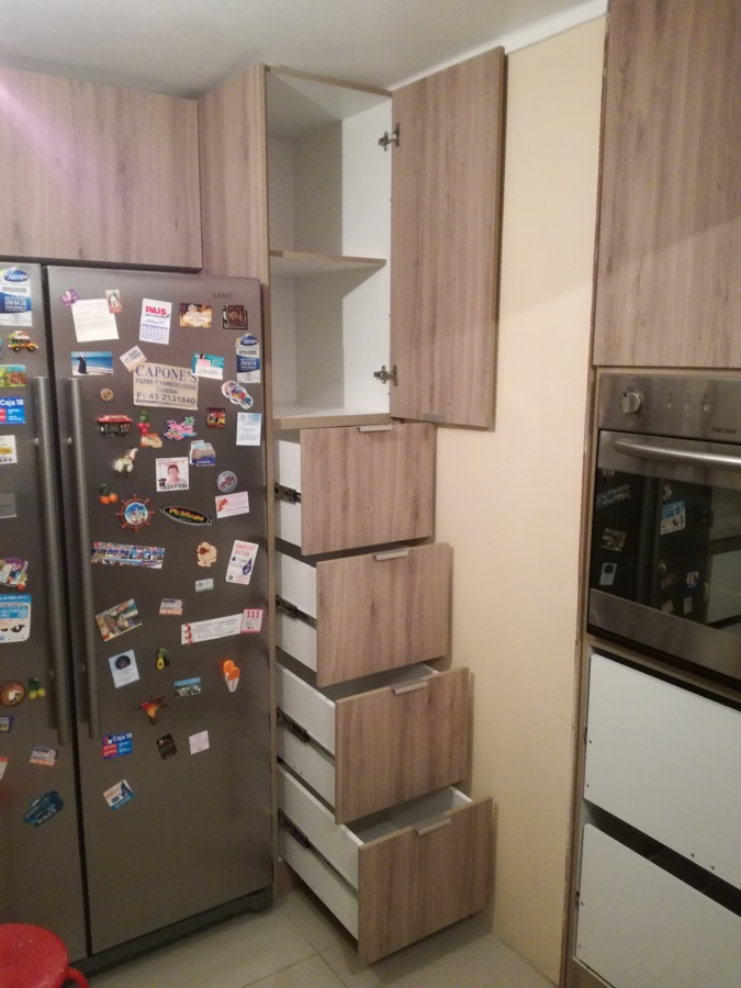 Muebles base con cajoneras de cierre suave.