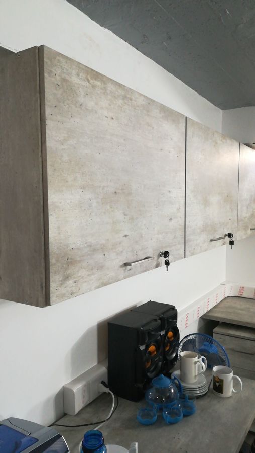 Muebles de muro con pta. y chapa.