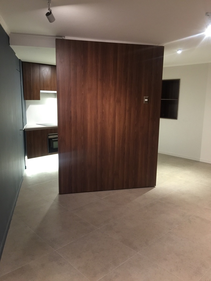 Panel separador que cubre un gran pilar estructural