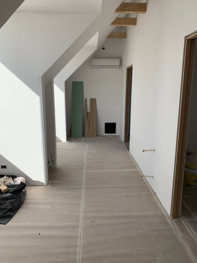 pasillo de sala de estudio con acceso a las piezas
