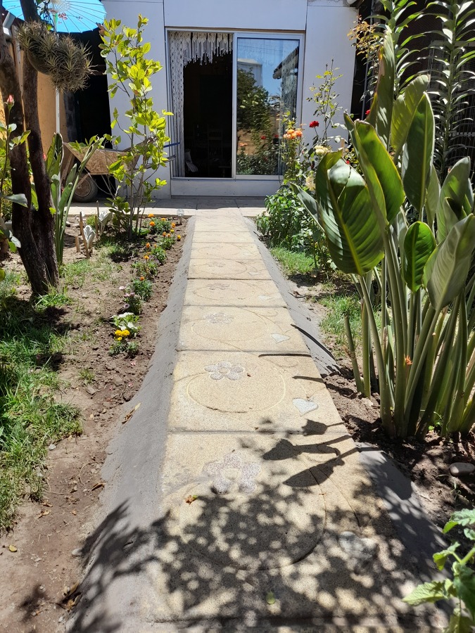 pasillo hacia el final del jardin
