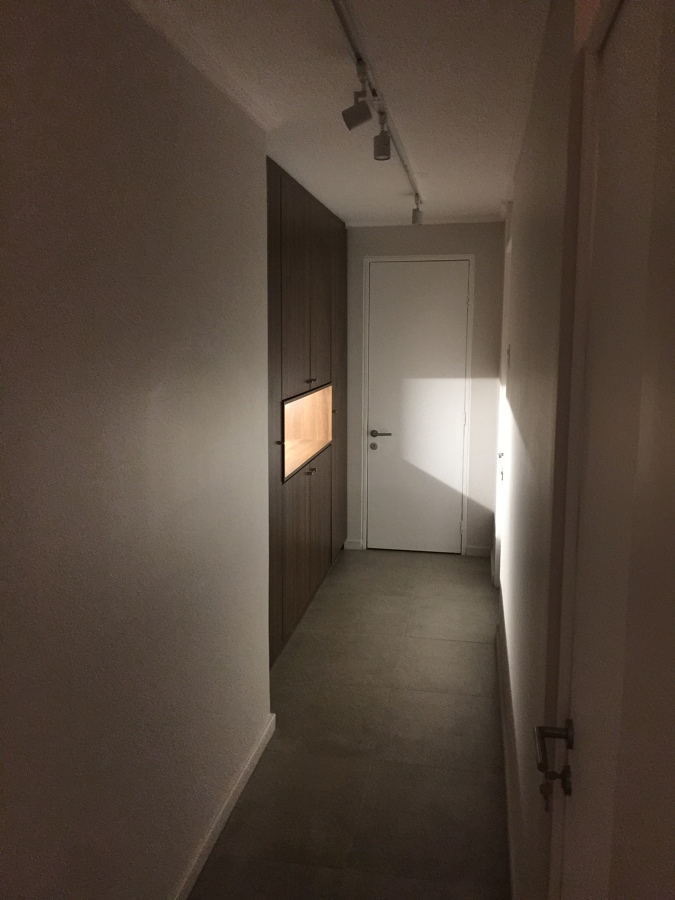 Pasillo y closet con logia empotrada