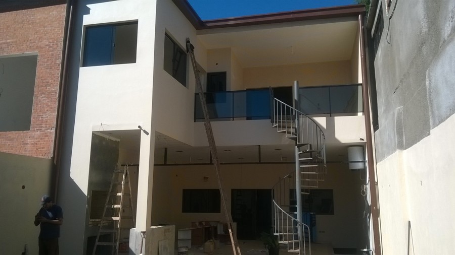 Patio trasero de casa con quincho interior