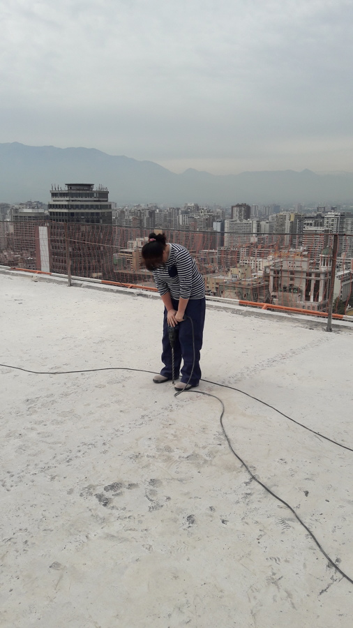 Perforando y con imolementos de seguridad