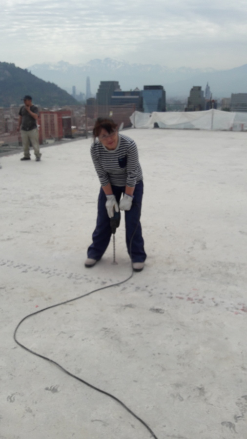 Perforando y con imolementos de seguridad