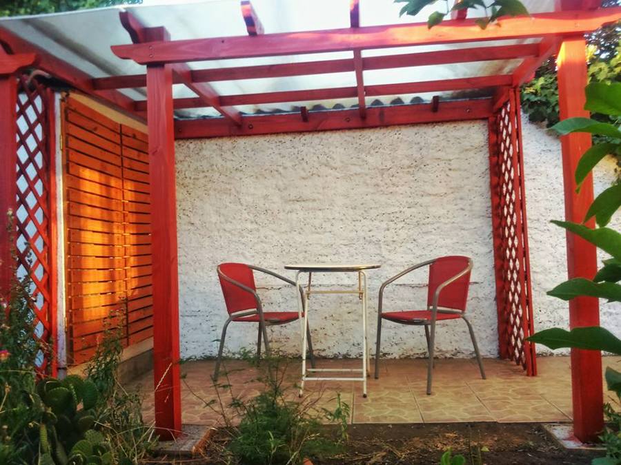 Pérgola con techo de policarbonato