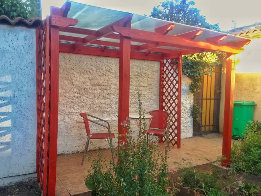 Pérgola con techo de policarbonato