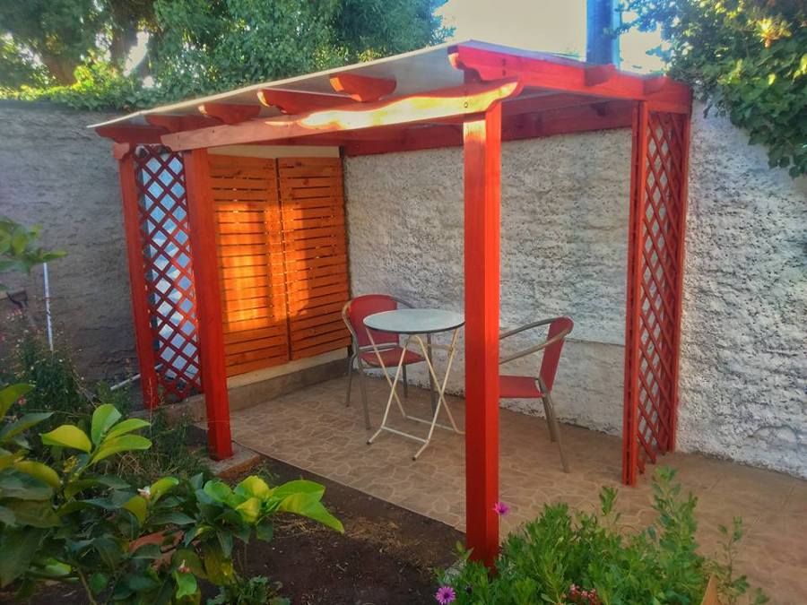 Pérgola con techo de policarbonato