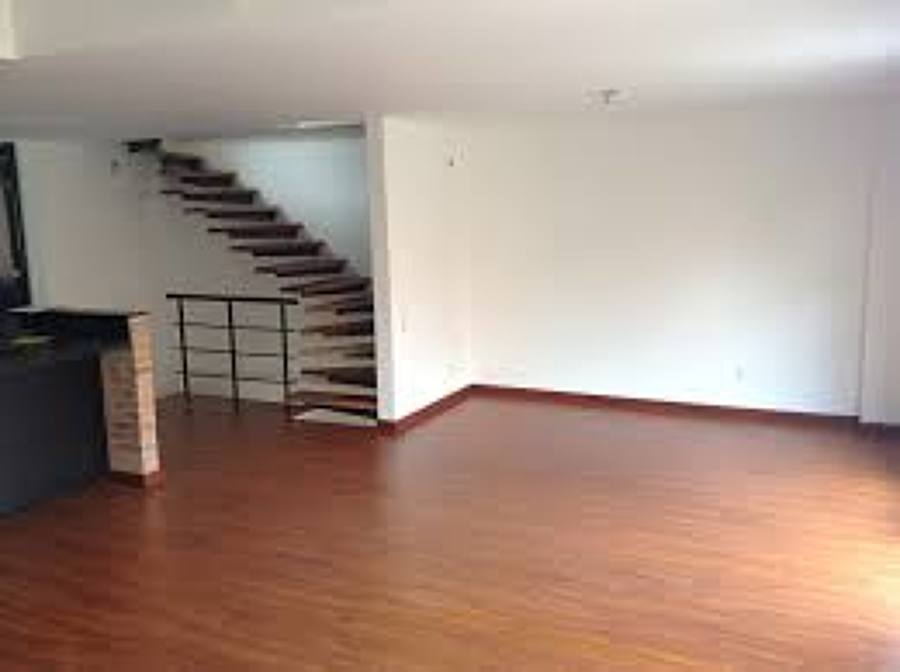 Pintura y piso en la entrada principal