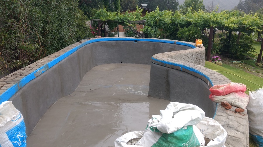 piscina reparada y pulida lista para aplicación de pintura