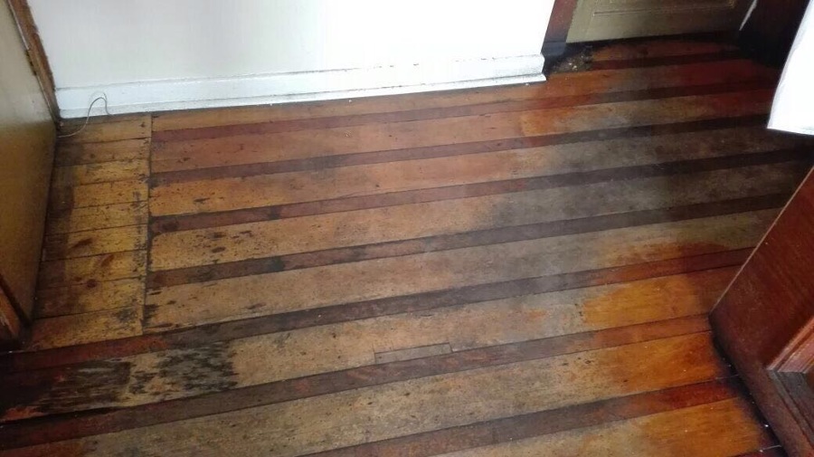Piso de madera maltratado por el paso del tiempo