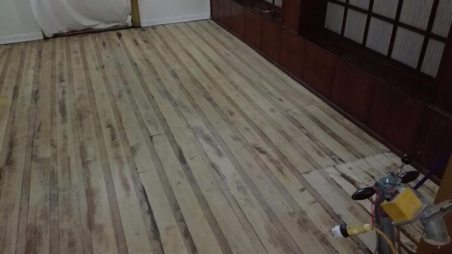 Piso de madera en proceso de  pulido