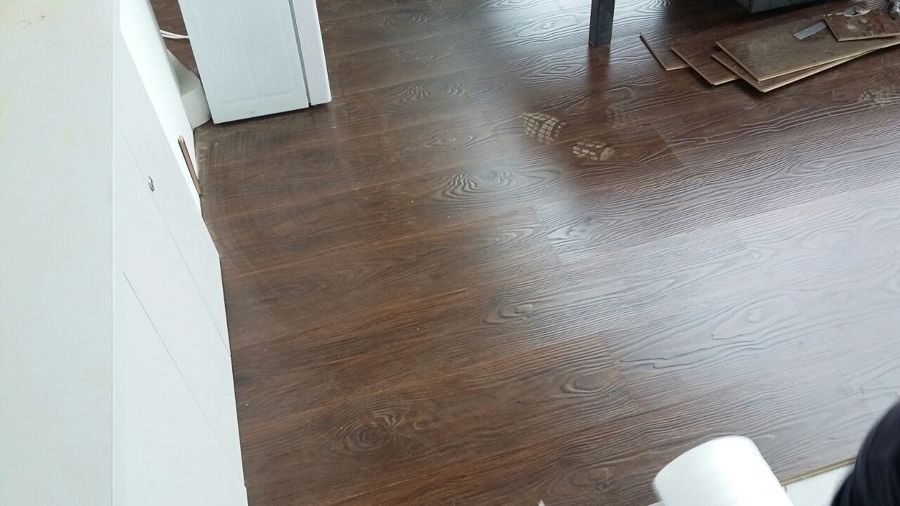 Piso flotante de 10 mm color chocolate crown.