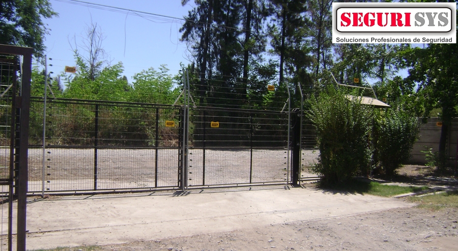 Portón acceso y puerta peatonal acceso principal