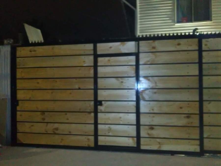 Porton de corredera mas puerta integrada