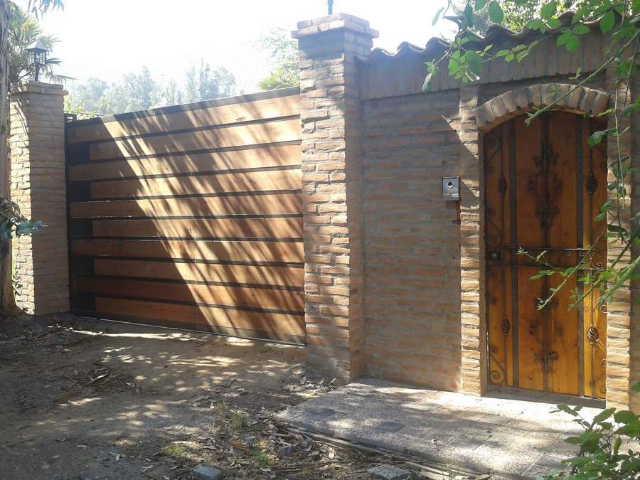 Portón y puerta de acceso principal