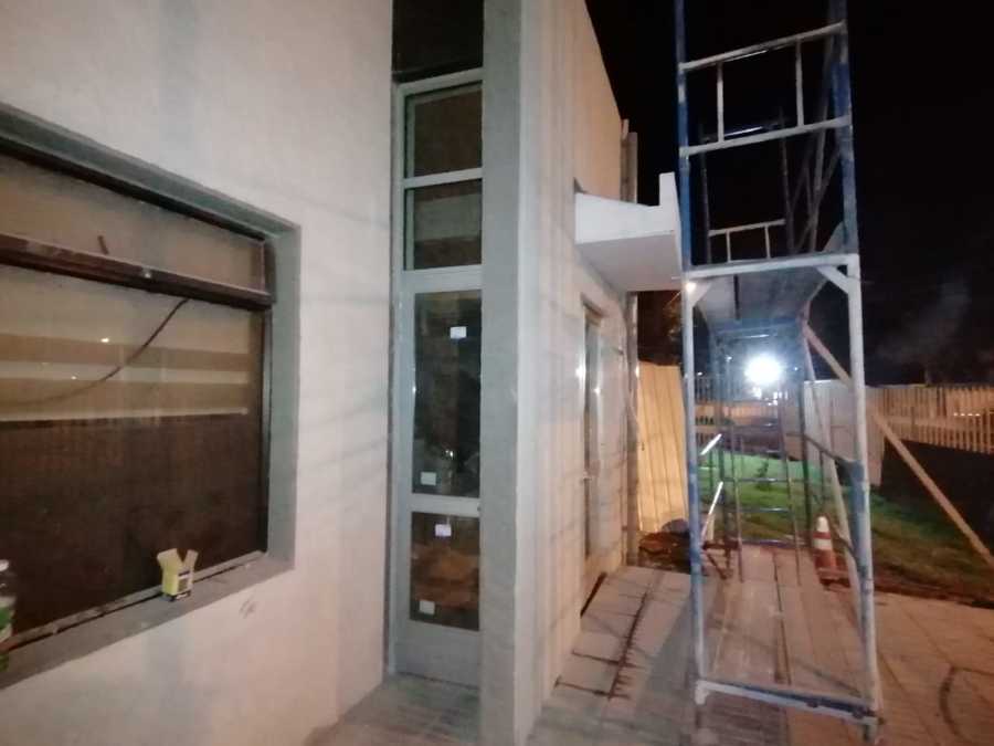 Puerta de abatir con paños fijos superiores