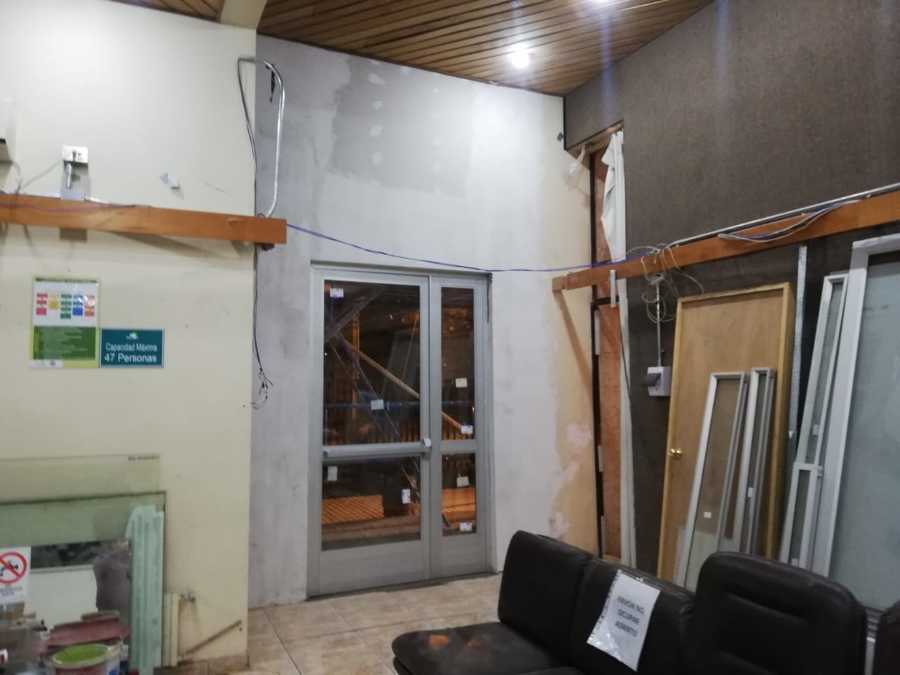 Puerta de salida de emergencia con paño fijo lateral