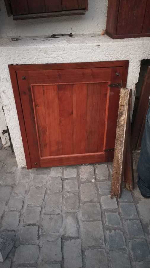puerta roble para medidor de agua