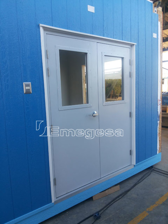 Puertas Metálicas con Barra antipanico vista esterior