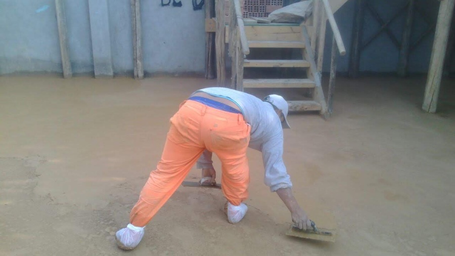 Puliendo piso de concreto
