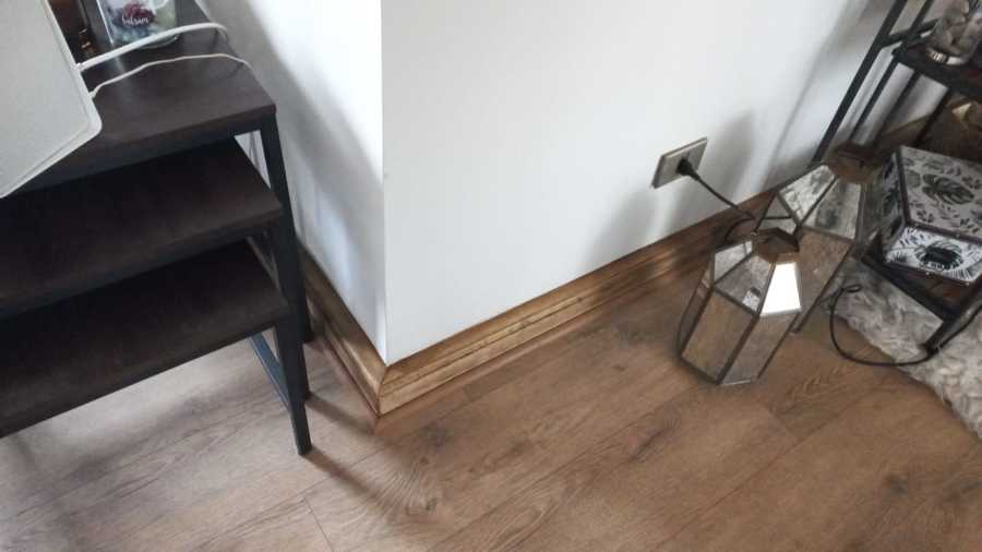 radiador y zócalos de madera