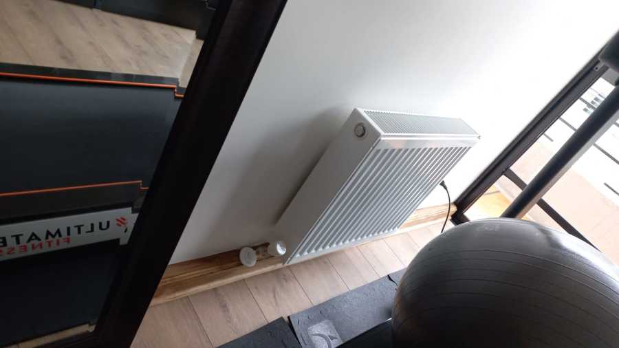 radiador y zócalos de madera