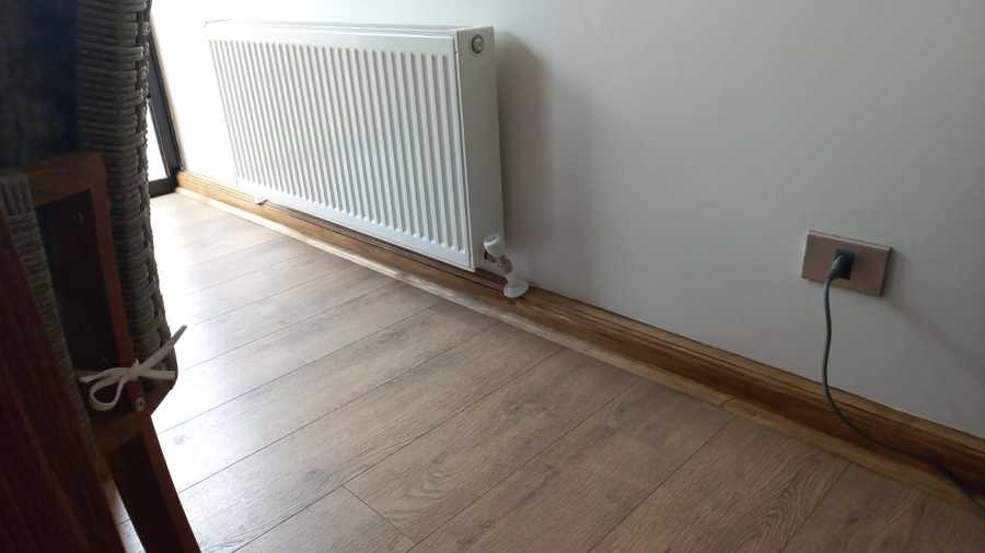 radiador y zócalos de madera