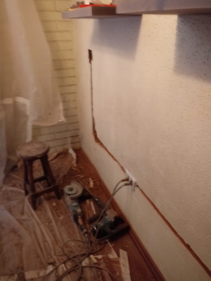 Realización de corte de muro con esmeril angular 7" disco de corte para granito y concreto