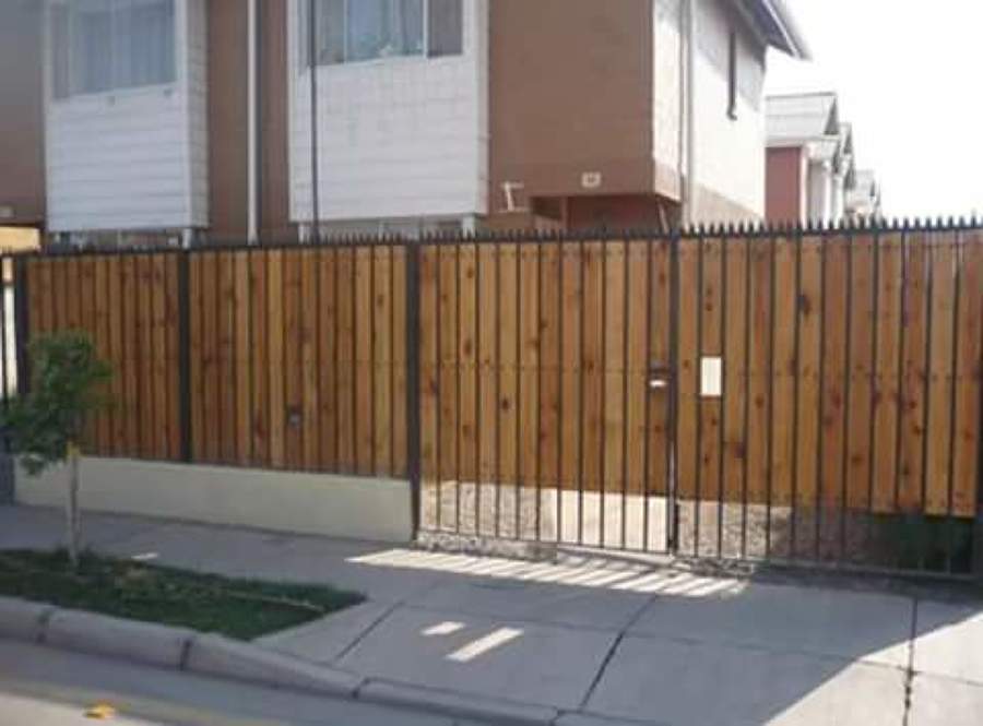 reja con portón de dos hojas. 