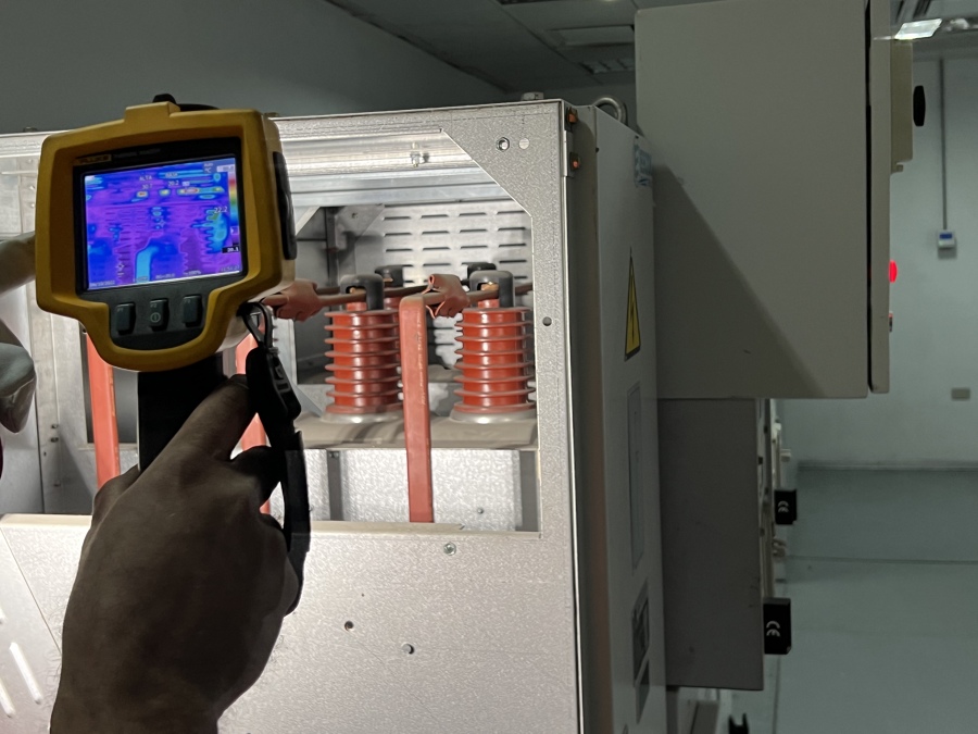 Revisión del interior de banco de condensadores