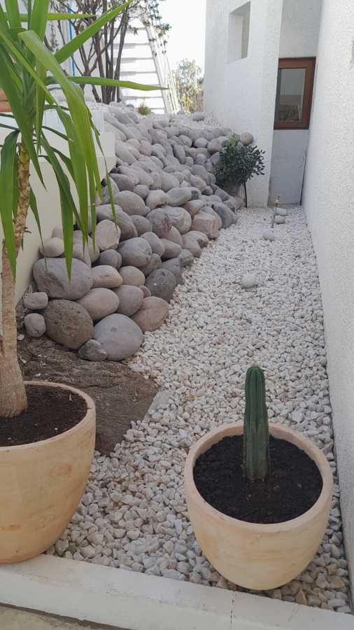 SIEMBRA DE PLANTAS E INSTALACIÓN DE PIEDRA CUARZO Y BOLONES