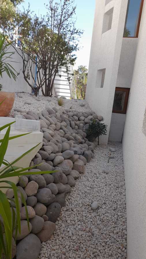 SIEMBRA DE PLANTAS E INSTALACIÓN DE PIEDRA CUARZO Y BOLONES