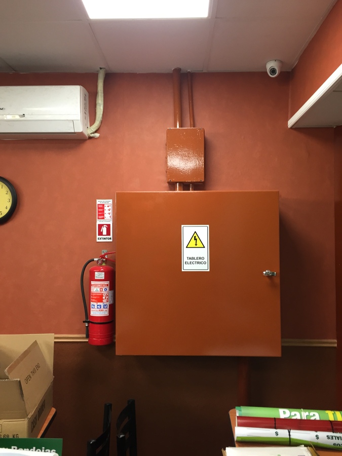 Sistema de aire acondicionado 24000BTU y tablero de empalme 63A terminado