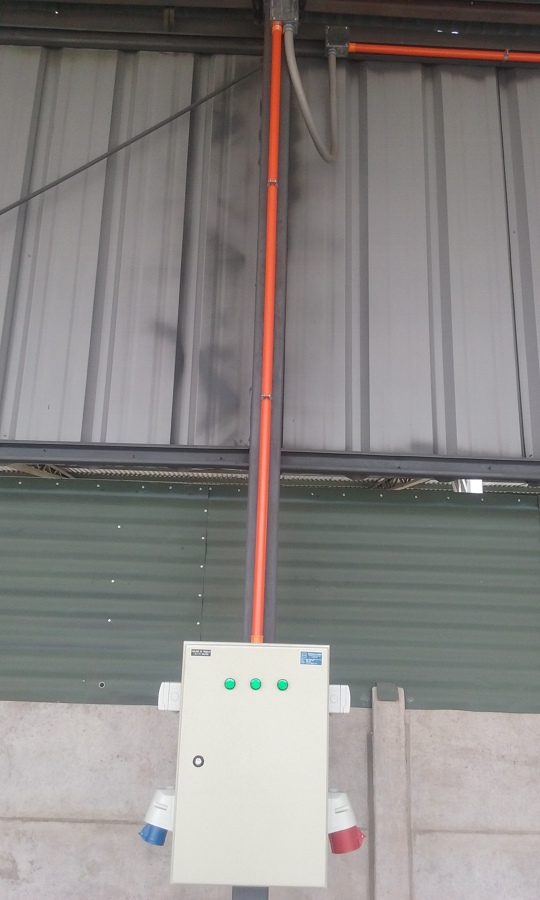 Tablero de trabajo en galpones de mantencion.