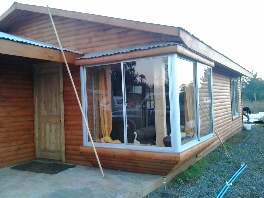 tambien construimos cabañas en el campo trabajamos con luz electrica o sin luz