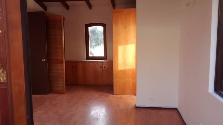 Terminación de muros, barniz e instalación de piso flotante.