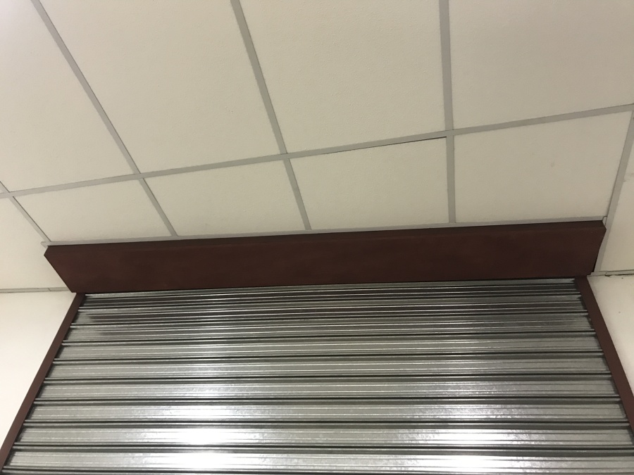 Terminaciones de cielo americano y cortina metálica con caja superior