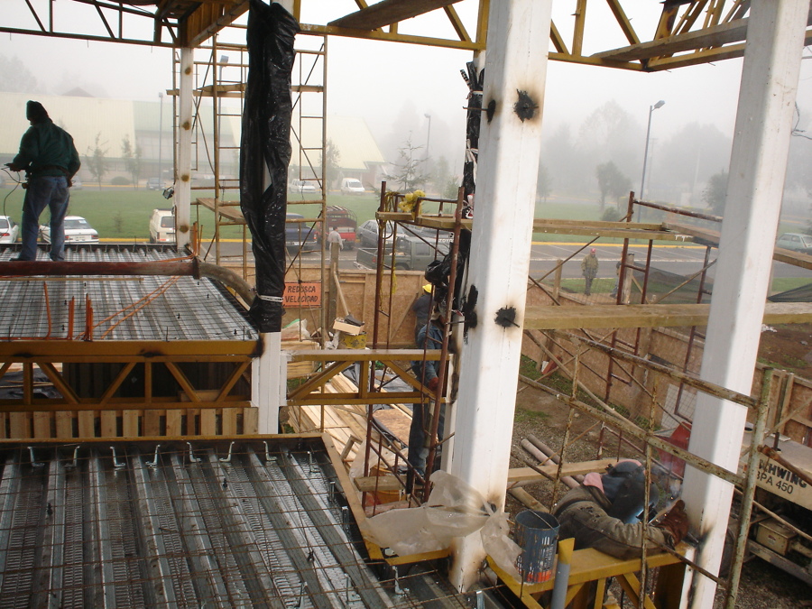 Trabajos de estructura metálica e instalación de placa colabiorante