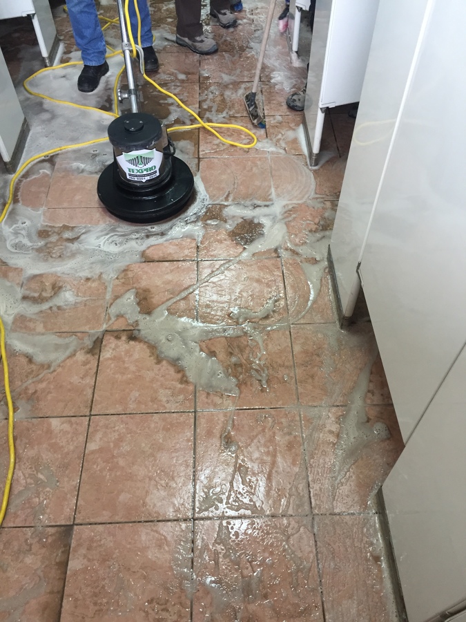 Tratamiento de piso con aplicación de químico